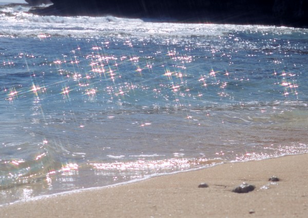 夏日去海邊玩,要特別注意高溫曬傷、大浪、離岸流、海嘯......等。(情境照)