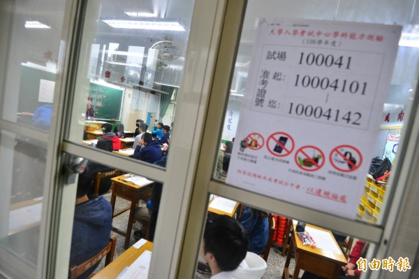 大學學科能力測驗20、21日在全台同步舉行,學測主辦單位、大考中心統計,今年共有12萬8760人報考。(記者王藝菘攝)