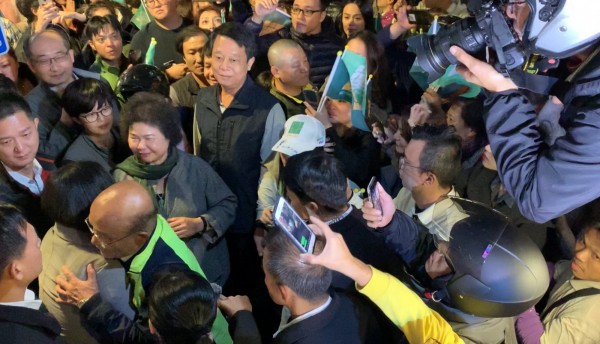蘇貞昌29日晚間謝票抵達板橋區競選總部終點，與蔡英文總統擁抱（畫面左下角），總統府秘書長陳菊也在擠在人群中。（民眾提供）