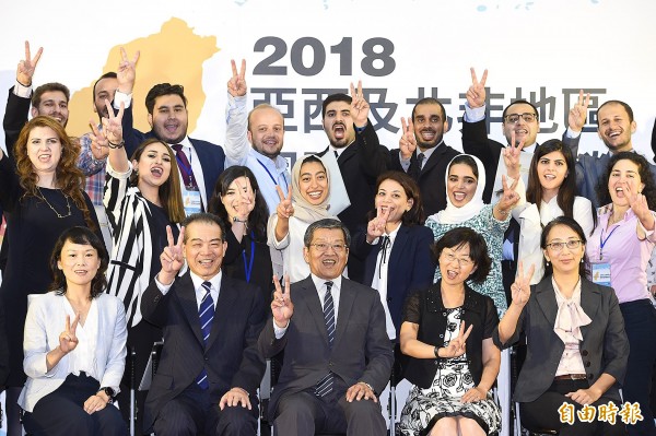 Participants in the Ministry of Foreign Affairs’s International Elite Leadership Seminar do the “V” sign as they pose for a group photograph on Tuesday, the closing day of the seminar.
Photo: George Tsorng, Taipei Times
Participants in the Ministry of Foreign Affairs’s International Elite Leadership Seminar do the “V” sign as they pose for a group photograph on Tuesday, the closing day of the seminar.
Photo: George Tsorng, Taipei Times