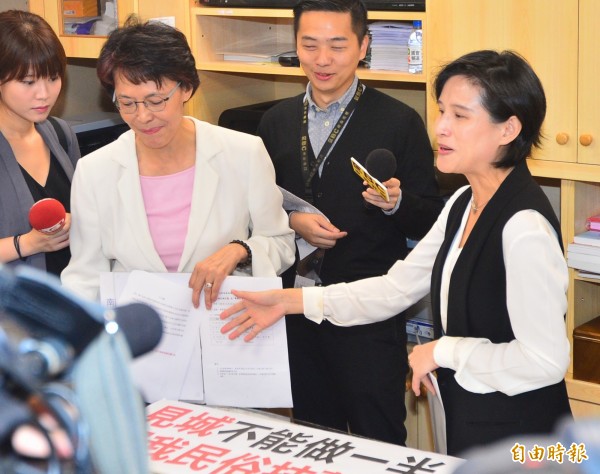 國民黨黃昭順(左)邀請文化部長鄭麗君(右)到辦公室,表示願為「語文不夠清楚」說聲抱歉,但仍堅持要表達不滿,鄭麗君則是主動趨前握手,黃昭順還往後退,繼續表達她對「見城計畫」不滿。(記者王藝菘攝)