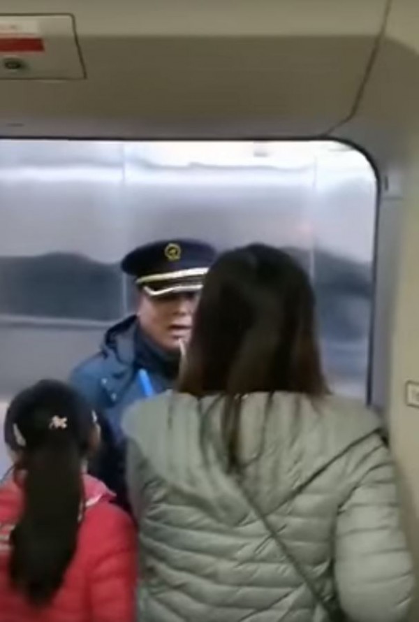 中國女教師(右)以一人之力,卡住中國高鐵的車門。(圖擷自YouTube)