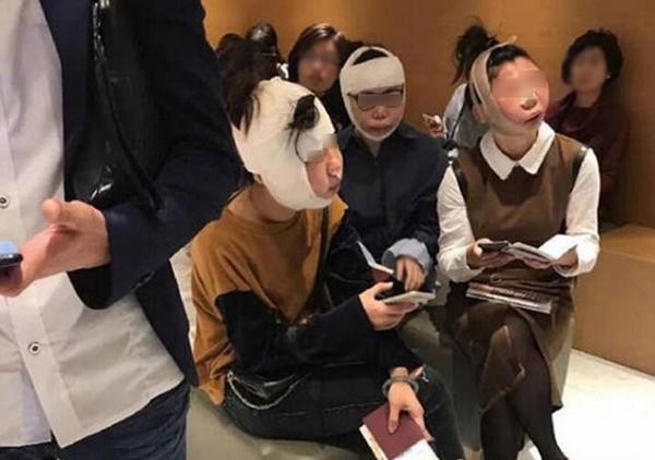 網傳3名中國女子因整形整過頭遭韓國機場限制無法出境，拍照者表示該處根本不是在海關。（圖擷自網路）