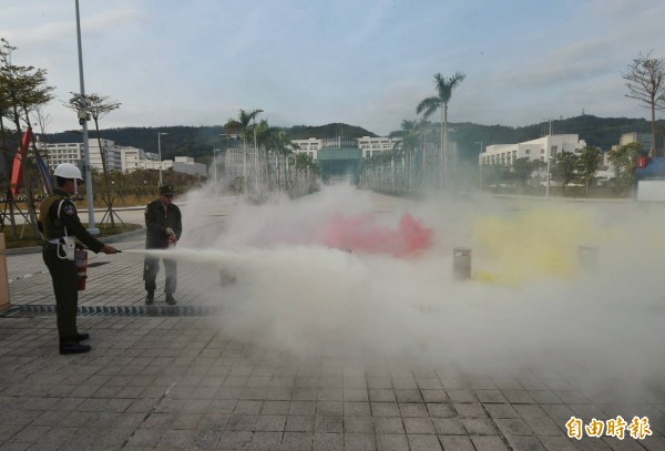 逾50名退伍軍人不滿蔡英文政府年金改革方案,聚集在國防部大門口抗議,並丟擲煙霧彈、雞蛋、撒冥紙,甚至試圖將國防部大門搖倒。(記者方賓照攝)