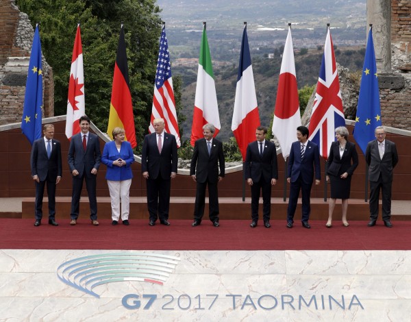 在加拿大總理杜魯道（左2）和英國首相梅伊（右3）在今年9月的一次會議之後公佈，將結盟推動淘汰煤電能源。（美聯社）