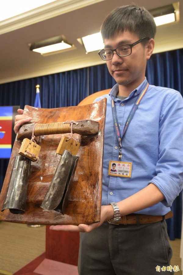 蔡英文總統17日到21日將出訪非洲友邦史瓦濟蘭,圖為送給國王的卑南族大巴六九部落盾牌,背後為傳告鈴。(記者張嘉明攝)