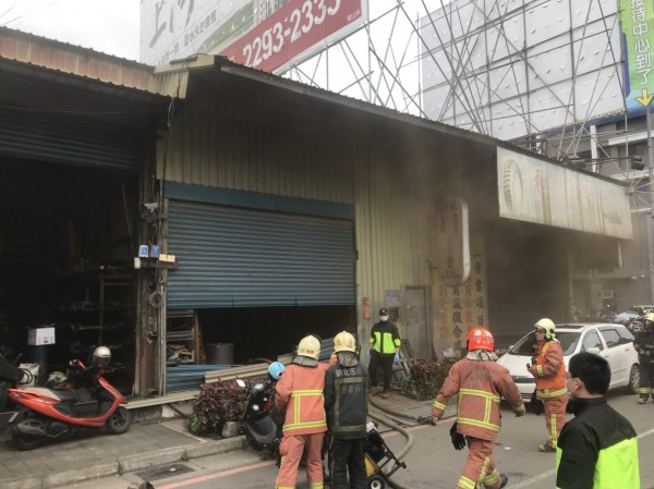 新北市五股區新五路二段一間鐵皮汽車修理廠，今天上午10點多傳出火警。（民眾提供）