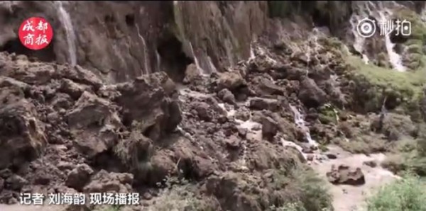 清潭變成一池泥水,坍方現場泥濘不堪。(圖擷取自成都商報微博影片)。