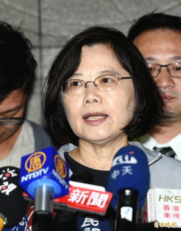 有記者詢問是否有調查陳建仁男女交往私事,小英無奈苦笑:「絕對沒有,沒有徵信社這件事!」(記者方賓照攝)