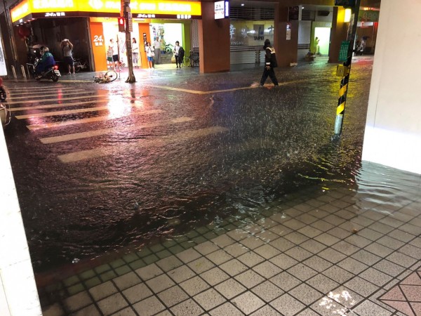 鄰近東區的台北濟南路，路面積水嚴重。（讀者提供）