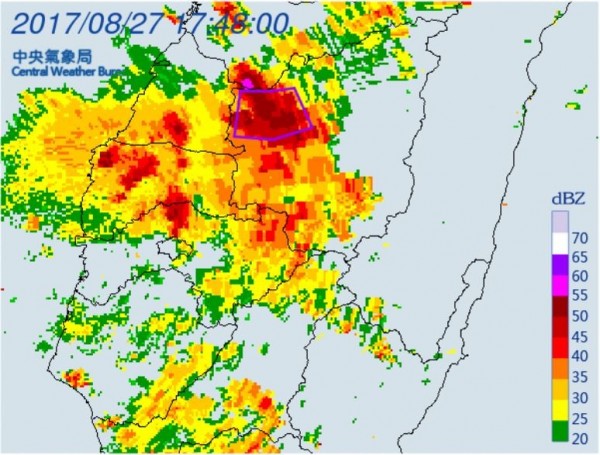 氣象局17時18分針對南投縣發布大雷雨即時訊息，時間持續至18時30分。（圖擷取自中央氣象局）