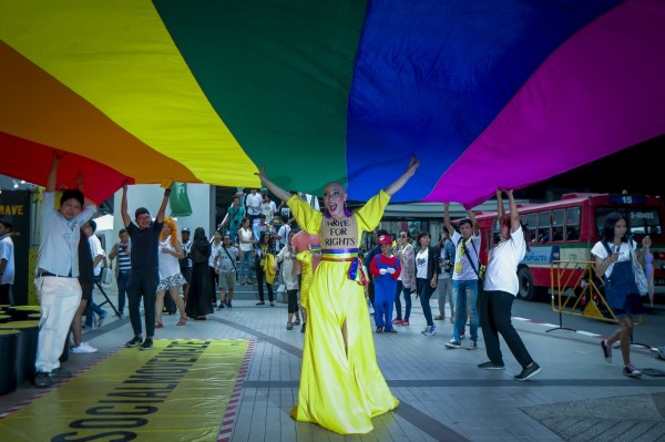 泰国社会氛围对LGBT族群包容度高,图为去年12月16日举办在泰国曼谷的一场同志游行。(欧新社-埃菲社)
