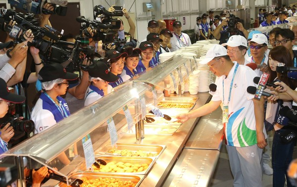 Taipei Mayor Ko Wen-je, front right, yesterday dines at the Universiade Athletes’ Village restaurant in New Taipei City’s Linkou District at its official opening.
Photo: CNA
Taipei Mayor Ko Wen-je, front right, yesterday dines at the Universiade Athletes’ Village restaurant in New Taipei City’s Linkou District at its official opening.
Photo: CNA