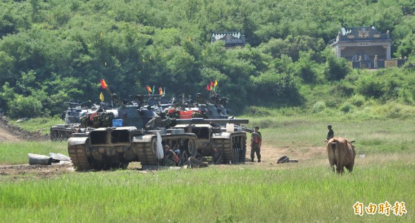 三軍聯訓基地的噪音擾人,日前居民「放牛吃草」進營區抗議。(資料照,記者陳彥廷攝)