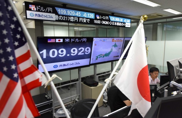 《共同社》調查,高達7成大型日企業對今年底經濟情勢表示樂觀。圖為東京外匯交易(法新社)