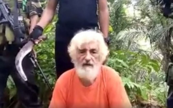 綁匪要求坎特納拍攝求援影片,要求菲律賓政府支付3000萬披索贖金,坎特納已被斬首撕票。(圖截自網路)