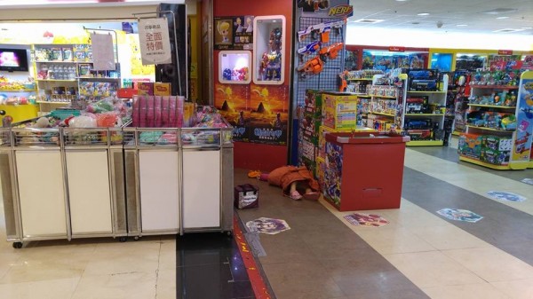 女童就這樣躺在百貨公司地上動也不動,嚇壞顧客及店員。(擷取自爆料公社)