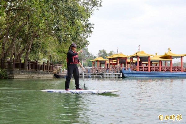 園區亦提供SUP立式划槳，讓遊客也能在平靜湖面上享受水上划行的樂趣。（記者許麗娟攝）