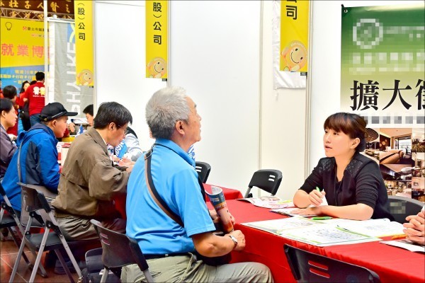 勞動部近日訂出「中高齡就業條例」草案，將納入「防高齡歧視條款」，違者可罰百萬，圖為就業博覽會。（資料照）