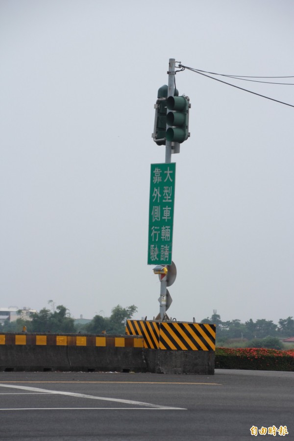 紅綠燈下方即為水泥基座。（記者陳彥廷攝）