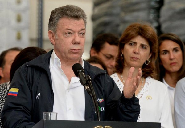 哥倫比亞總統桑托斯（圖左）8日表示，他將暫停發放每日入境卡給委內瑞拉人，並在兩國邊界增加駐軍人數2120名。（歐新社）