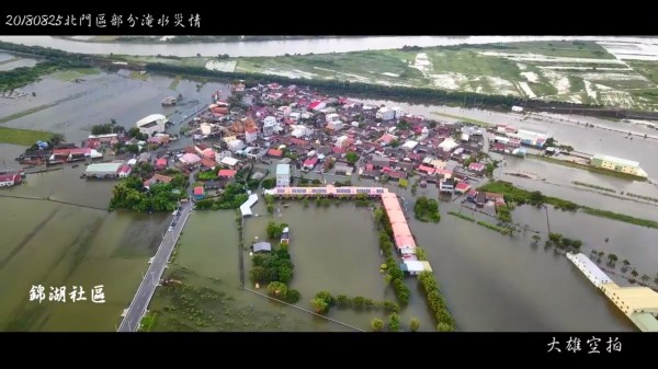 「大雄空拍」表示，錦湖社區淹水數十年了，情況不但沒改善，還越來越糟。（臉書「大雄空拍」授權提供）