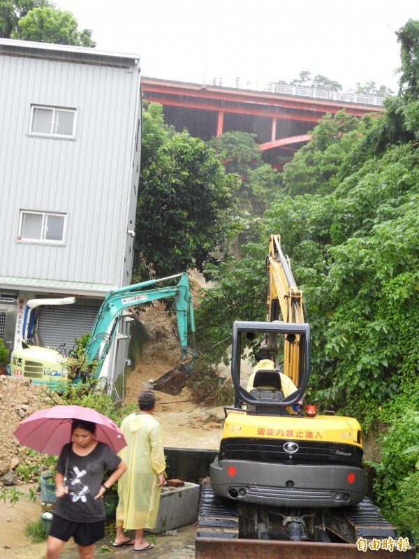 泥土夾雜雨水，隨著山坡河道滾滾而下，威脅山下住戶的安全。（記者葛祐豪攝） 