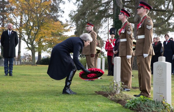 英国首相梅伊到比利时参与国殇纪念日活动,没想到护送梅伊的车队却在行驶时发生车祸,所幸梅伊未受伤。(法新社)