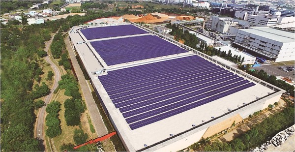 An AU Optronics plant fitted with solar panels is seen in this aerial photo taken over Taichung on July 28. The government is to encourage the use of alternative energy sources to major consumers of electricity.
Photo courtesy of AU Optronics
An AU Optronics plant fitted with solar panels is seen in this aerial photo taken over Taichung on July 28. The government is to encourage the use of alternative energy sources to major consumers of electricity.
Photo courtesy of AU Optronics