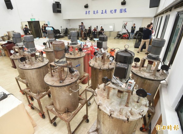 台北市警局刑警大隊、大安分局與屏東縣、刑事局、新北市警局合組專案小組,並請屏東地檢署提供相關情資,透過跨機關、跨縣市合作與情資共享,在新北市土城搗破史上最大甲基安非他命製毒工廠,罕見地發現有8具鍋爐同時運作煉毒。(記者方賓照攝) 台北市警局刑警大隊、大安分局與屏東縣、刑事局、新北市警局合組專案小組,並請屏東地檢署提供相關情資,透過跨機關、跨縣市合作與情資共享,在新北市土城搗破史上最大甲基安非他命製毒工廠,罕見地發現有8具鍋爐同時運作煉毒。(記者方賓照攝)