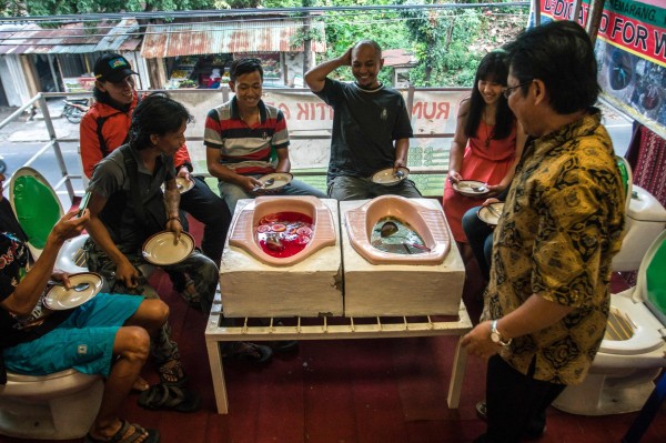 印尼爪哇島爪哇島三寶壟一家廁所主題的咖啡餐廳近來爆紅。（法新社）