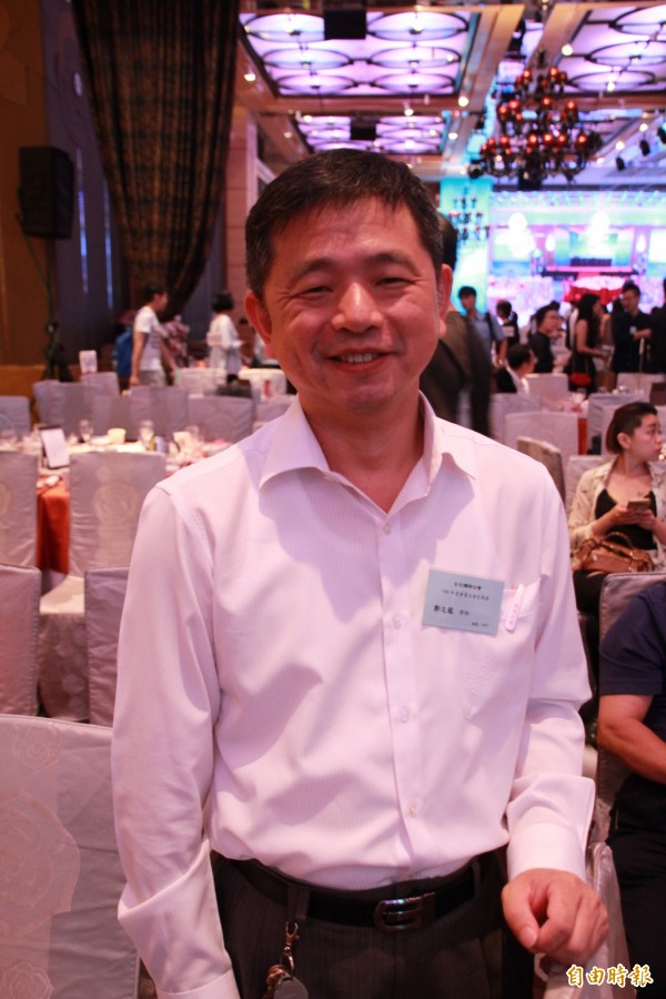 律師鄭文龍投下贊成票。　（記者吳政峰攝）
