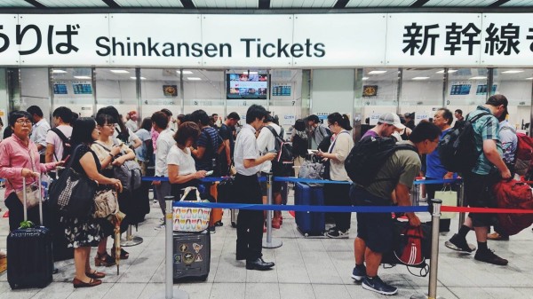 由於日本關西機場關閉,急著回家的旅客只好轉乘新幹線至其他機場搭機,新幹線新大阪站也因此人滿為患。(民眾提供)
