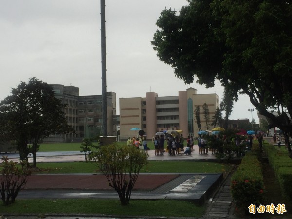 屏東受風雨影響，許多週末活動在雨中進行或更動。（記者羅欣貞攝）