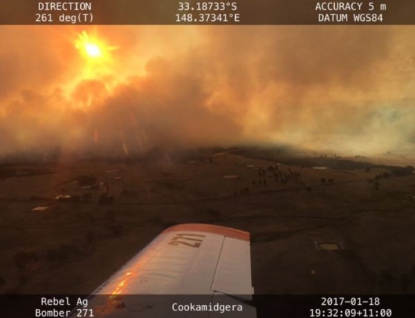 澳洲山林大火延燒面積今(18)日已經超過3300公頃,部分地區的火勢失去控制,濃煙漫天,居民被迫緊急撤離。(圖擷取自@NSWRFS推特)