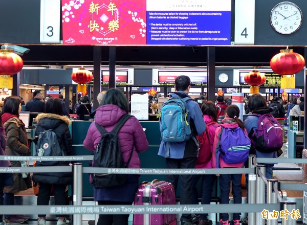 交通部民用航空局統計,上海、南京、無錫、杭州、合肥、長沙、福州與廈門等8個航點,昨日已有上萬名旅客返台,所有航班平均載客率85%至90%間,目前都還有空位。(資料照)