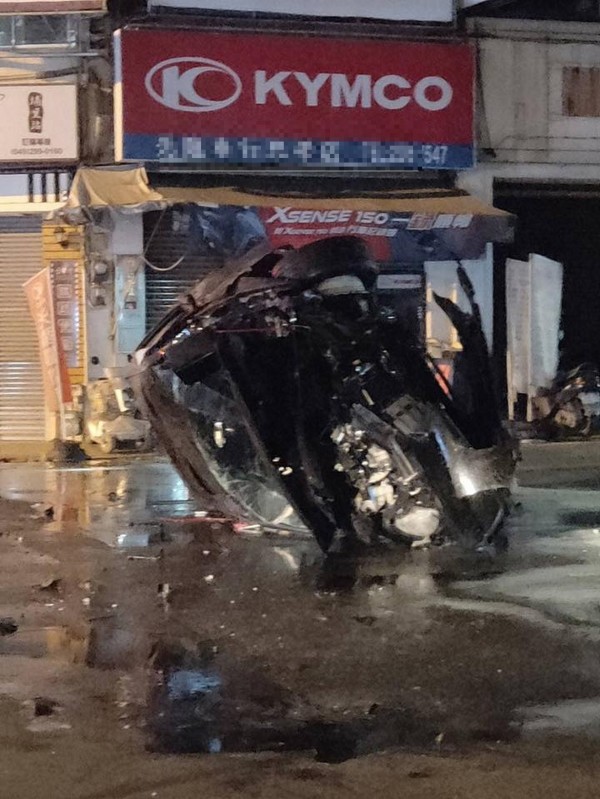轎車劇烈撞擊嚴重受損,還一度起火燃燒。(記者佟振國翻攝臉書「埔里人社團)