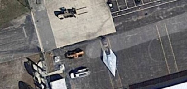 有外國網友透過「Google Earth」在佛羅里達州私人機場,捕捉到疑似為SR-72先進偵察機的模樣。(圖擷取自影片)