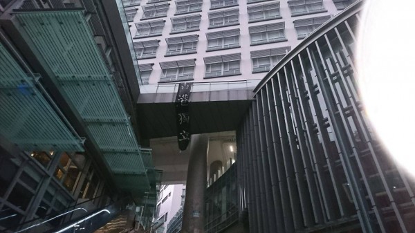 香港中文大學大樓外掛出「香港獨立」的布條。(圖擷自CUHK Secrets臉書)