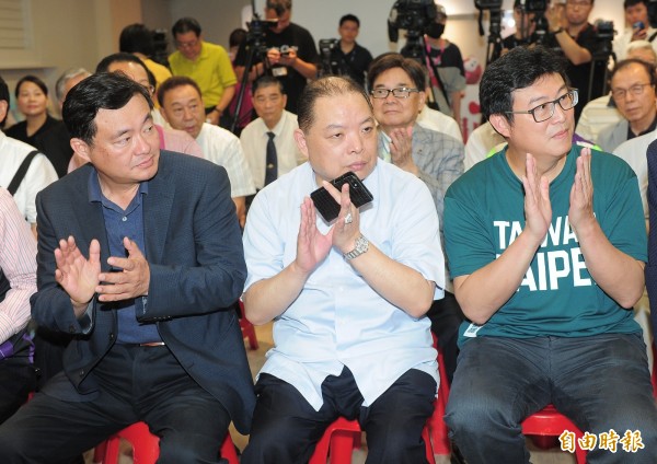 民进党秘书长洪耀福(左一)将出任姚文智(右一)竞选总干事,姚文智今天受访时说他感谢洪耀福答应,「我想中央党部秘书长亲征,各方面的协调已经不成问题」。(资料照)