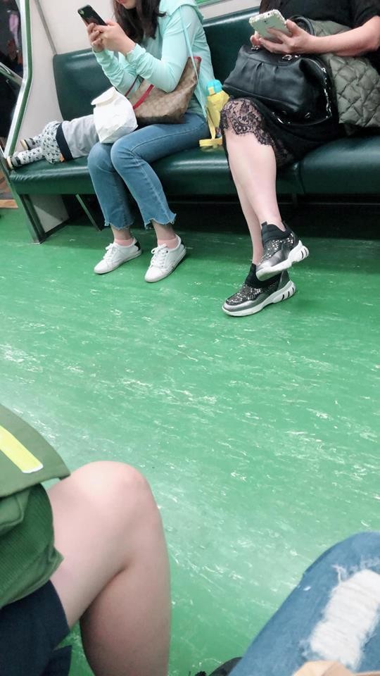 女網友坐在火車普通座位上,卻遭一名媽媽以「兒子要睡覺」為由要求讓座。(圖擷自爆怨公社)