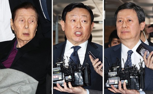 樂天集團創始人辛格浩(左)、樂天會長辛東彬(中)、辛東彬哥哥辛東主(右),昨日因賄賂總統朴槿惠與閨密崔順實一案,到法庭受審。(圖擷自《韓聯社》)
