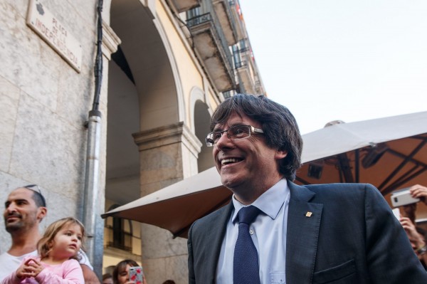 被解職的加泰主席普伊格蒙特（Carles Puigdemont）和一些官員，週一抵達比利時布魯塞爾。（法新社）