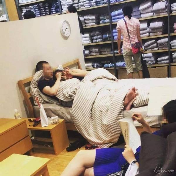 有情侶直接脫掉鞋子,在陳列的床上互相依靠。(圖擷取自《搜狐》)