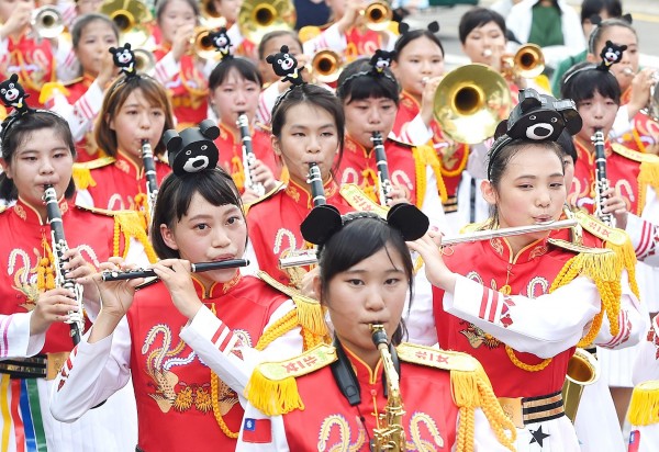 The Taipei First Girls’ High School marching band yesterday performs at a carnival in Taipei’s East District to promote this year’s Summer Universiade in the city.
Photo: Liao Chen-huei, Taipei Times
The Taipei First Girls’ High School marching band yesterday performs at a carnival in Taipei’s East District to promote this year’s Summer Universiade in the city.
Photo: Liao Chen-huei, Taipei Times