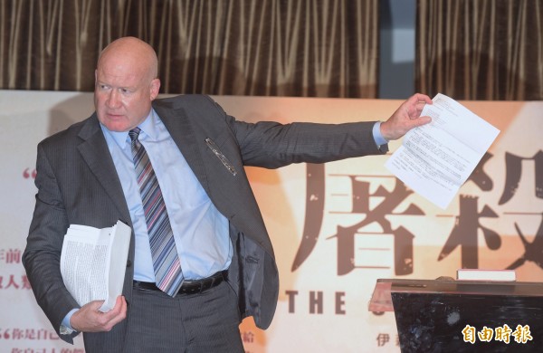 《屠殺》作者伊森．葛特曼2日舉行國際記者會，說明書中內容。（資料照，記者黃耀徵攝）