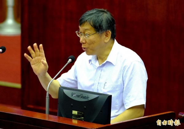 第一果菜批發市場改建案持續發酵，柯文哲昨晚通知副市長兼北農董事長陳景峻、工務局副局長楊明祥、市場處處長許玄謀，今天早上到市長室召開會議，討論召開記者會事宜與輿論攻防。（記者王藝菘攝）