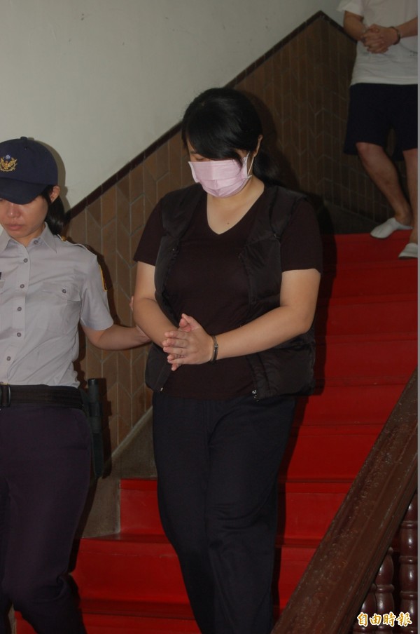 女毒蟲丁易津堅稱被通緝的劉芊輝指稱他被通緝，要求她「趕快跑（意即快開車）」，此外，她不知女童在場，也不認識女童，不小心撞傷女童不治應該是涉及過失致死罪才對。（記者楊國文攝）