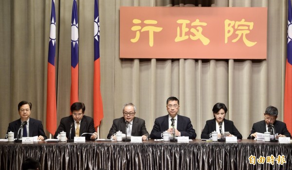 行政院副院長施俊吉今日率同部會首長召開「壯大台灣、無畏挑戰」對台31項措施之因應策略記者會。(記者羅沛德攝) 行政院副院長施俊吉今日率同部會首長召開「壯大台灣、無畏挑戰」對台31項措施之因應策略記者會。(記者羅沛德攝)