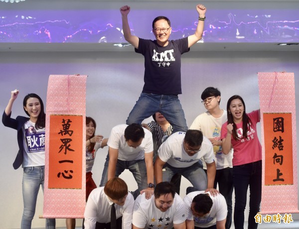 丁守中以年輕人作為地基,站上金字塔頂端的照片,引發網友議論,被酸這就是「KMT的理想社會」。(資料照,記者簡榮豐攝)